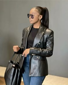 Clothing Styles Winter, Black Leather Blazer Outfit, Leather Blazer Outfit, Office Wear Women Work Outfits, Chic Jean Outfits, Boss Chic, Cute Professional Outfits, Black Leather Blazer, Modest Casual Outfits