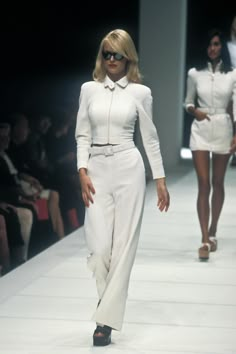 Classy Runway Fashion, 1996 Fashion Outfits, High Fashion Outfits Runway, 90’s Runway, Iconic Runway Looks, 80s Runway, Runway Fashion Vintage, 90s Fashion Show