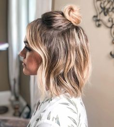 Cute Bob with Half-Up Bun Long Bobbed Hairstyles, Long Bob Half Up, Bob Hairdos Ideas, Lob Hairstyle Ideas, Mob Makeup, Bob Updo Hairstyles, Half Bun Hairstyle, Short Hairdo, Half Up Half Down Short Hair