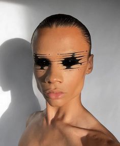 Black White Halloween Makeup, Glitch Makeup Looks, Creative Fantasy Makeup, Glitch Makeup, Paranormal Cirque, Alternative Drag, Line Makeup, October Makeup, Editorial Make-up