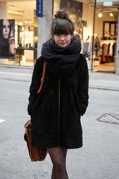 streetstyle Perfect Bangs, Polka Dot Tights, Copenhagen Street Style, Tokyo Street Fashion, Chunky Scarf, Cozy Jacket, Grunge Look, Neue Outfits