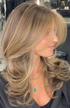 Triangular Layers Haircut, Layered Hair Thinner Hair, Butterfly Haircut Brunette, Leyera Haircut, Multilayered Haircut, Baterflay Haircut Long, Voluminous Haircut Medium, Types Of Haircut For Women With Names, 70s Layers