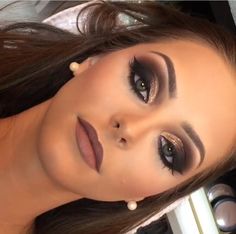 #maquiagem Eyeshadow Looks For A Black Dress, Black And Gold Makeup Looks For Prom, Eyeshadow For Black And Gold Dress, Black Gold Smokey Eye Makeup, Smokey Black And Gold Eyeshadow, Make Up Diy, Smokey Eye Makeup Look, Festival Make Up, Bridal Eye Makeup