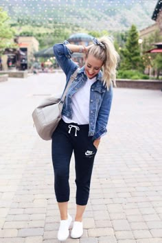 How to Style Joggers and Workout Pants to wear everyday. Nike Joggers plus Jean Jackets. How To Wear Joggers, Comfy Fall Outfits, Jean Jacket Outfits, Joggers Outfit, Elegante Casual, Outfit Jeans, Mode Casual, Sporty Outfits, Casual Fall Outfits