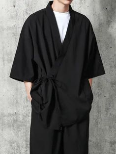 Men Kimono Outfit, Mens Kimono Fashion, Black Kimono Men, Black Kimono Outfit, Japanese Male Fashion, Japanese Clothing Style, Kimono Street Style, Japanese Kimono Male, Japanese Mens Fashion