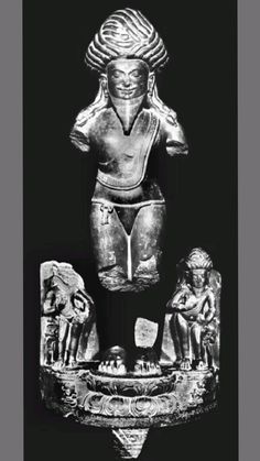 an image of a statue that is in black and white