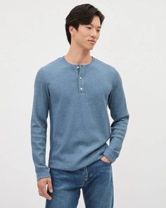 Ce classique pull à col henley conçu dans un douillet tricot de coton gaufré est définitivement un essentiel pour la saison froide. - Tricot de coton gaufré - Coupe classique - Manches longues - Col henley - Longueur des manches à partir du milieu du dos de 35,25" (taille M) - Longueur du corps à l'avant de 29" (taille M) Cotton Relaxed Fit Henley With Henley Neckline, Fitted Cotton T-shirt With Henley Neckline, Cotton Henley T-shirt With Buttons, Cotton Henley Neckline T-shirt With Buttons, Waffle Sweater, Henley Neckline T-shirt With Button Closure, Wear To Work Dress, Henley Sweater, Slim Fit Dress Shirts