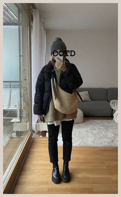 Cold Day In The City Outfit, Winter Fashion In Europe, Effortless Autumn Outfit, Cozy Work Outfit Winter, Flares And Sneakers Outfit, Sneakers With Leggings Outfits, Outfit Formulas Fall 2023, Mid Length Coat Outfit, Danish Mom Style