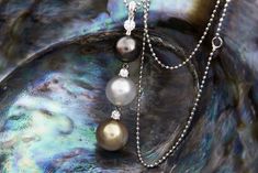 Modernizing Pearls: How to Wear Pearls Trends Today - Pearl Meaning, Tahitian Pearls Jewelry, Pearl Trend, Well Dressed Women, Black Pearls