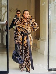 Leopard Fur Coat Outfit Winter, Kim Kardashian Fur Coat, Leopard Fur Coat Outfit, Edgy Classy Outfits, Strong Eyebrows, Leopard Coat Outfit, Fur Coat Outfits, Leopard Print Outfits