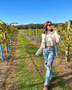 What to Wear to a Winery + 9 Outfit Ideas - Lux & Concord Fall Outfits For Brewery, Cold Spring Winery Outfit, Napa Valley Poses, Casual Vineyard Outfits, Cute Winery Outfits Winter, Cute Winery Outfit Spring, Winery Outfit Cold Weather, Spring Winery Outfit Cold, Wine Day Outfit