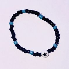 Cool Bracelets Aesthetic, Ideas Beads Bracelets, Cool Bracelets With Beads, A Bracelet Idea, Bracelet Ideas Beaded Words, Little Bead Bracelet Ideas, Black And Blue Bracelet, Bracelets Of Beads, Star Bracelet Bead