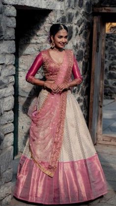 Lehanga Voni Draping Styles, Dhavani Designs For Wedding, Silk Lehenga Banarasi, Traditional Lehenga Designs, Lehenga Saree Design, Half Saree Lehenga, Indian Outfits Lehenga, Wedding Lehenga Designs, Bridal Lehenga Collection