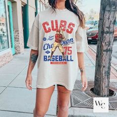 Cubs T-shirt Streetwear Graphic T-shirt For Baseball Season, Graphic Tee With Short Sleeves For College, College Graphic Tee With Short Sleeves, Graphic Tee T-shirt For Fan Merchandise, Short Sleeve College Tops With Screen Print, Short Sleeve Tops With Screen Print For College, Short Sleeve Screen Print Tops For College, Summer College Graphic Tee T-shirt, College Graphic Tee With Graphic Print