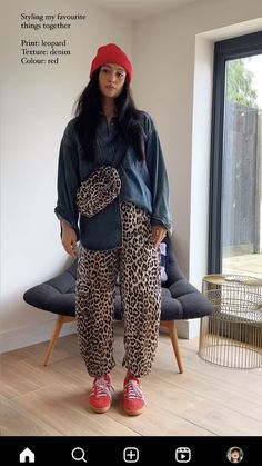 Rnb Style Woman, Hipster Women Outfits, Mum Street Style, Anthro Style Fashion, Petite Looks Outfits, T Shirt With Cardigan Outfit, Leopard Print Overalls, Vintage Outfits Inspo Women, Graphic Tee Outfit Inspiration