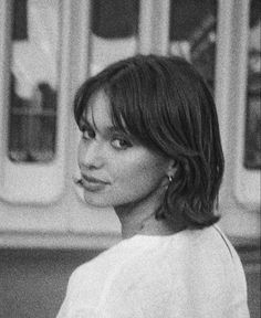 Short Hair Messy Bangs, Brunette Bangs Short Hair, 90s Bob Haircut Grunge, Short 90s Bob, Short Hair Big Forehead, Chin Length Hair With Curtain Bangs, Short Curtain Bangs Short Hair, Short Vintage Hair, Short Bob Brown Hair