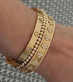 Van Cleef And Arpels Jewelry, Arm Jewelry, Cartier Jewelry, Dope Jewelry, Gold Bracelets, Classy Jewelry, Expensive Jewelry, Jewelry Lookbook, Stacked Jewelry