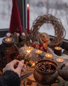 🌲 Préparer Yule, la célébration du solstice d'hiver 🌲 Dès aujourd'hui, je t'invite à entrer dans l'esprit de Yule , la fête païenne célébrant le retour de la lumière. Cette période est un moment pour se connecter aux énergies de la nature et aux symboles de protection et de renouveau. ✨ Quelques symboles de Yule : Le houx et le gui : symboles de protection et d'amour 🌿 Le sapin : arbre de vie, symbole de résilience 🌲 Les bougies : symbolisant la lumière renaissante 🕯 💫 Un rituel de lasa... Witchcraft Pictures, Cozy Witch Aesthetic, Winter Solstice Aesthetic, Pagan Calendar, Witchy Christmas, Yule Traditions, Winter Witch, Yule Crafts