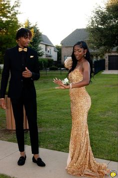 2k24 Prom, Prom Outfits For Couples, Gold Prom Suit, Couple Prom, Hoco Inspo, Senior Szn, Prom Goals