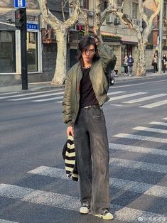 일본 패션, Shotting Photo, Street Style Outfits Men, Mens Outfit Inspiration, Mens Fashion Streetwear, Tumblr Boys, Looks Street Style, Body Builder