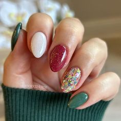 Holiday Dip Powder Nail Ideas, Christmas Dip Manicure Ideas, Christmas Nails Different Colors, Christmas Multicolor Nails, Christmas Nails Multi Color, Dip Powder Nails Christmas 2023, Christmas Powder Dip Nails, Christmas Nail Colors 2023, Christmas Colored Nails