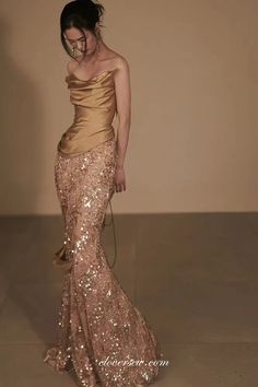 Extra Heels, Dorothy Dandridge, Fashion Girly, Sparkly Prom Dresses, Runway Fashion Couture, Neo Soul, Prom Dress Inspiration, Gold Satin, Gala Dresses