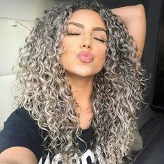 Será que você está lavando seu cabelo corretamente? Lavar o cabelo cacheado pode ser uma tarefa tão simples para alguns mais muito difícil para outros. Além disso, a lavagem inadequada pode deixar o fio todo ressecado e sem vida, coisa que ninguém quer, não é mesmo?! Curly Silver Hair, Dyed Curly Hair, Grey Curly Hair, Colored Curly Hair, Workout Inspiration, Beautiful Curly Hair, Long Curly Hair, Blonde Balayage