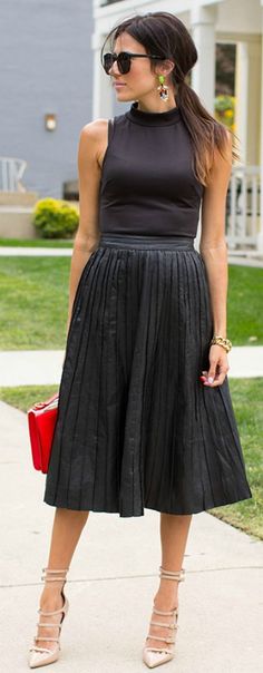 black outfit! so cute! fine more like this here - http://studentrate.com/fashion/fashion.aspx Outfit Pleated Skirt, Total Black Outfit, Girly Tops, Earring Inspo, Glam Earrings, Black Pleated Dress, Hello Fashion, Gorgeous Heels