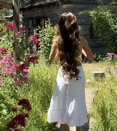 Garden Aesthetic Outfit, English Outfit, Flower In Hair, Lizzie Bennet, Abercrombie Girls, Garden Aesthetic, Feminine Aesthetic, Aesthetic Outfit, Happy Lifestyle