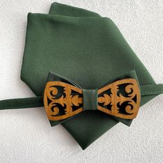 Ring bearer outfit Emerald green bow tie with handkerchief men The bow tie set is packaged in a kraft present box with a bow and is ready to be given. Made of natural cotton fabric. This bow tie one of the kind! Size Adult bow tie 4,5 x 2,5 inch ( 11,5 x 6,5 cm) Neck 14 - 20,5 inch (35,5 - 52 cm ) Size Teenager 3,5 x 1,5 inches ( 9 x 3,8 cm) Size Baby 3 x 1 inches ( 7,5 x 3 cm) The size of the neck is adjustable Emerald Green Bow Tie, Bow Tie Groomsmen, Navy Bow Tie, Trendy Bows, Groomsmen Bowtie, Green Bow Tie, Bearer Outfit, Handkerchief Men, Wooden Bow Tie