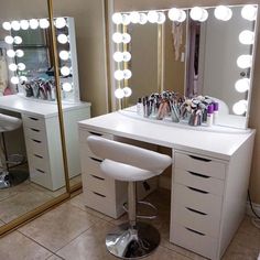 // ramirezpatty69✨ Vanity With Lights, Diy Vanity Mirror, Zimmer Diy, Diy Makeup Vanity, Room Mirror, Makeup Organization Vanity, Makeup Desk, Makeup Table Vanity