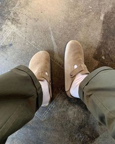 Uni Essentials, Boston Outfits, Birkenstock Clog, Tennis Aesthetic, Birkenstock Men, Spring Outfits Men, Guys Clothing Styles, Urban Streetwear, Star Shoes