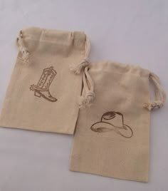 Hand stamped drawstring muslin bags with 2 different Cowboy/Cowgirl western designs featuring a cowboy/cowgirl hat and boots. Perfect for a Western, Cowboy or barnyard theme party. Size options: 3 x 4 inches 4 x 6 inches 5 x 7 inches If you would like a larger bag, we also have this design: https://www.etsy.com/listing/210455419 Bags are made to order so if you would like a different design combination or color or just one of the designs then please let us know as we would be very happy to help Barnyard Theme Party, Cowboy Themed Birthday Party, Barnyard Theme, Cowboy Theme Party, Western Birthday Party, Rodeo Party, Cowboy Baby Shower, Western Birthday, Rodeo Birthday