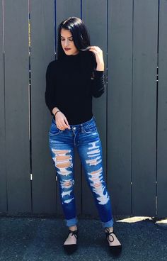 Black turtle neck American eagle ripped jeans ginger Kylie lip kit black tie flats American Eagle Jeans Outfit, Cute Ripped Jeans, Black Turtle Neck, Kylie Lip Kit, American Eagle Outfits, Cute Outfits With Jeans, Torn Jeans, Ae Jeans, Cute Pants