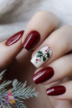 White Nails With Mistletoe, Christmas Holly Nails Designs, Christmas Nail Green And Red, Christmas Nails With Green And Red, Nail Art Design Christmas, Holly Nails Design, White Christmas Manicure, Silver Nails For Christmas, Holly Nail Art Designs