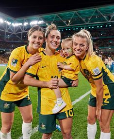 the australian women's soccer team poses for a photo