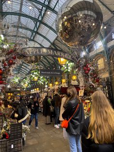 people are walking through the christmas decorations at pike place market