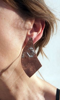 SAMPLE ARTICLE, TO MAKE  ON REQUEST. Asymmetric earrings made on silver molten on copper. Handmade from recycled silver and copper. Steel pressure clasp. Signed: Ló. Asymmetric Earrings, Organic Earrings, Earring Minimalist, Minimalist Earring, Boho Design, Boho Designs, Recycled Silver, Copper Earrings, Silver Earring