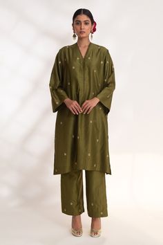 Heena green straight kurta featuring zardozi hand embroidery in floral pattern. Paired with a co-ordinating pant. - Aza Fashions Green Slub Silk Unstitched Suit With Chikankari Embroidery, Green Unstitched Slub Silk Suit With Chikankari Embroidery, Green Chanderi Lawn Suit With Gota Work, Green Slub Silk Lawn Suit With Resham Embroidery, Green Raw Silk Palazzo Set With Dabka, Festive Straight Kurta With Dabka Detailing, Designer Palazzo Set With Zari Work, Designer Wear Palazzo Set With Zari Work, Festive Kurta With Dabka And Straight Pants