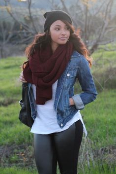 Leather leggings, w/maroon scarf <3 Leather Leggings Outfit Winter, Leggings Outfit Winter, Outfit Leggings, Leather Leggings Outfit, Maroon Leather