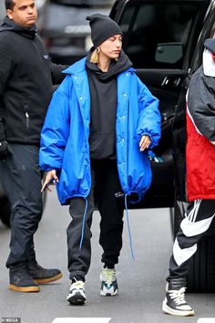 That Baldwin glow: His wife, who is the niece of Alec Baldwin, had on a large royal blue winter coat that likely belonged to her spouse Hailey Baldwin Style Winter, Hailey Justin, Justin Bieber And Hailey Baldwin, Justin Bieber And Hailey, Blue Winter Coat, First Date Outfits, Diy Vetement