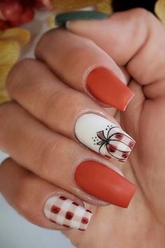 Thanksgiving Nail Designs: The best Thanksgiving nails, Thanksgiving nails 2021, Thanksgiving nails fall, fall nails, fall nail designs, Thanksgiving nails acrylic, Thanksgiving nail ideas and so much more in this post. #thanksgiving #thanksgivingnaildesigns Turkey Nails, Thanksgiving Nail Designs, Thanksgiving Nail Art, Simple Fall Nails, Foto Top, Maroon Nails