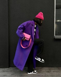 Street Style Winter, Pink Purse, Mode Vintage, Mode Inspiration, Fall Winter Outfits, Outfits Casuales, Colorful Fashion