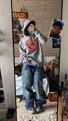 Baggyoutfit Ideas, 90s Fashion Baggy Clothes, Very Baggy Outfits, Skater Hoodie Outfit, How To Style Baggy Hoodie, Mid90s Fits, Tomboy Style Ideas, Baggy Baggy Outfit, Grunge Outfit Ideas 90s