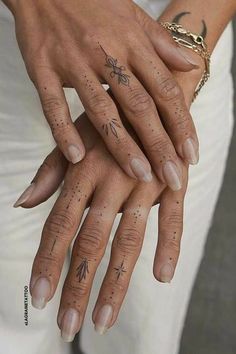 tatouage Spiritual Tattoos Buddhist, Tattoo Ideas Spiritual, Spiritual Tattoo Ideas, Tattoo Main, Spiritual Tattoo, Small Finger Tattoos, Finger Tattoo For Women, Finger Tats