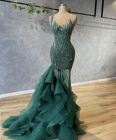 Green Long Prom Dress Green Long Prom Dress, Royal Clothes, Gown Pictures, 50th Bday, Long Gowns, Green Prom, Formal Fashion, Drape Gowns, Prom Girl Dresses