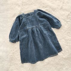 - Denim dress, square neckline- Made in South Korea Model: 44" 40lbs wearing a size l (5-7y)    Size Height(inch) Weight(lbs) Age s 36-39 31-38 3-4y m 39-43.5 35-43 4-5y l 43.5-47 40-47 5-6y xl 47-51 45-53 6-8y Care Machine wash cold with like colors.Do not Bleach. Hang dry.Cool iron if needed. Do not dry clean. Spring Blue Denim Pinafore Dress, Blue Cotton Denim Playtime Dress, Blue Cotton Denim Dress For Playtime, Denim Summer Dress For Playdate, Square Neck Medium Wash Denim Dress, Medium Wash Denim Dress With Square Neck, Blue Denim Dress For Playtime In Spring, Blue Denim Summer Dress For Playtime, Blue Square Neck Denim Dress For Spring