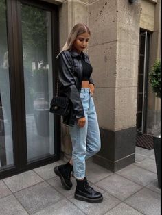 Outfits For Size 6 Women Style, Formal All Black Outfits For Women, Blue Jeans And Black Top Outfit, Outfit Total Black, Looks Adidas, Ny Outfits, Looks Black, Causual Outfits, Looks Street Style