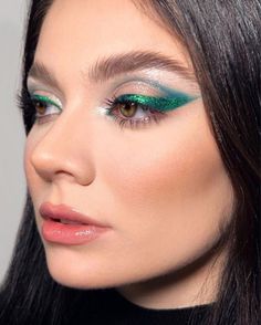 Emerald Eyeshadow, Metallic Eyeliner, Maquillage On Fleek, Makeup Looks For Green Eyes, Beetle Juice, Glitter Eyeliner, Green Makeup, Makeup Eye Looks, Creative Makeup Looks