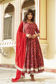 PRODUCT DESCRIPTION :-Look gorgeous this season in our rustic red hand block Anarkali set. With an eye - catchy floral print , it will definitely bloom joyful flowers in your heart.Anarkali :-Hand Block cottonPant :- CottonDupatta :- chiffonClosure Used:- Side zipColor:-Anarkali and dupatta - rustic red Pant - whiteCare Instructions :- Dry clean onlyModel Size :- Model is wearing XS sizeModel Height :- 5.7''DISCLAIMER :- Slight color variations may occur due to different screen resolution. Floor-length Palazzo Set With Floral Print For Diwali, Festive Unstitched Anarkali Set With Kalamkari Print, Festive Bandhani Print Maxi Sets, Festive Bandhani Print Maxi Length Set, Block Print Maxi Sets For Diwali, Block Print Maxi Length Sets For Diwali, Traditional Red Anarkali Set With Straight Kurta, Red Anarkali Palazzo Set With Pallu, Red Unstitched Floor-length Anarkali Set